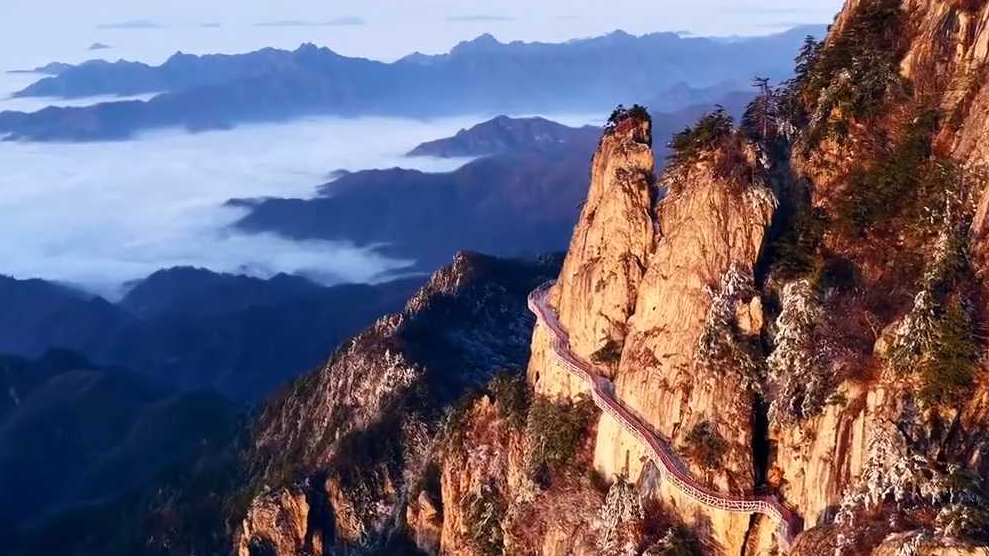 巍峨壮观!老君山雾凇遇云海 巍峨壮观!老君山雾凇遇云海