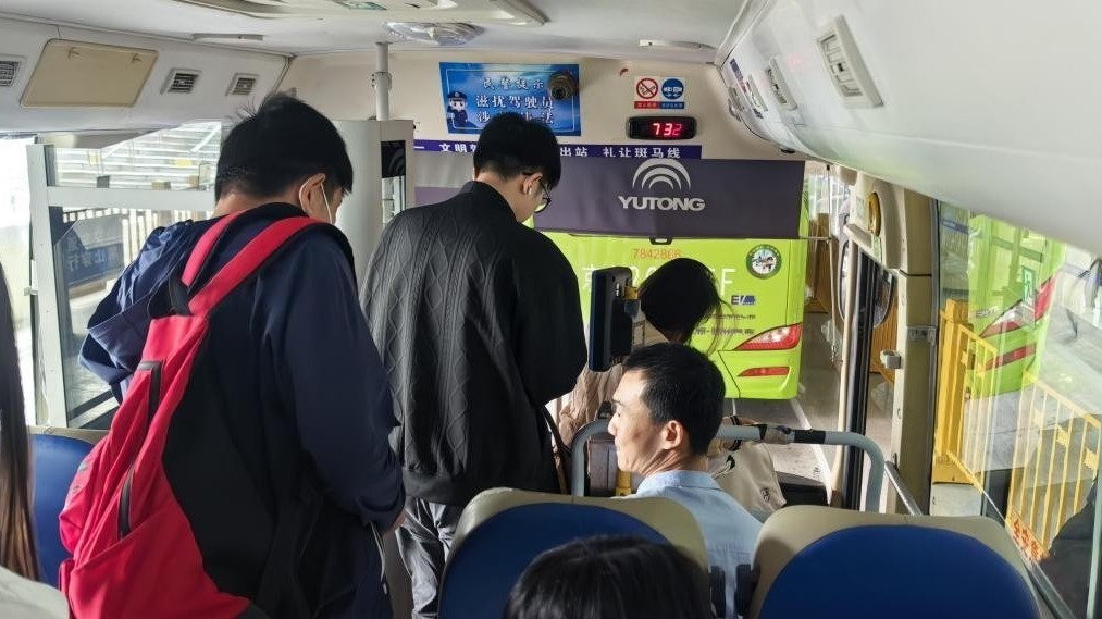 北京平谷：跨区定制通勤公交开通 进城时间缩短近一小时