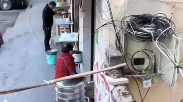 办公室位置好 早餐没烦恼，带锅气的包子直接“空投”到工位