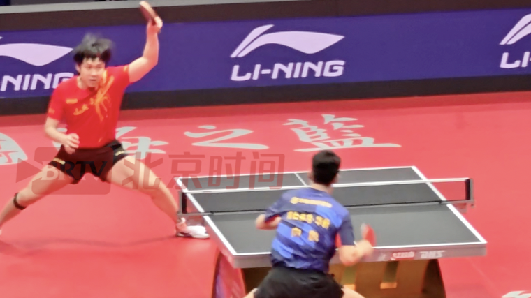 王楚钦正手攻势凶猛，凭借一记爆冲得分，引得现场观众惊呼连连