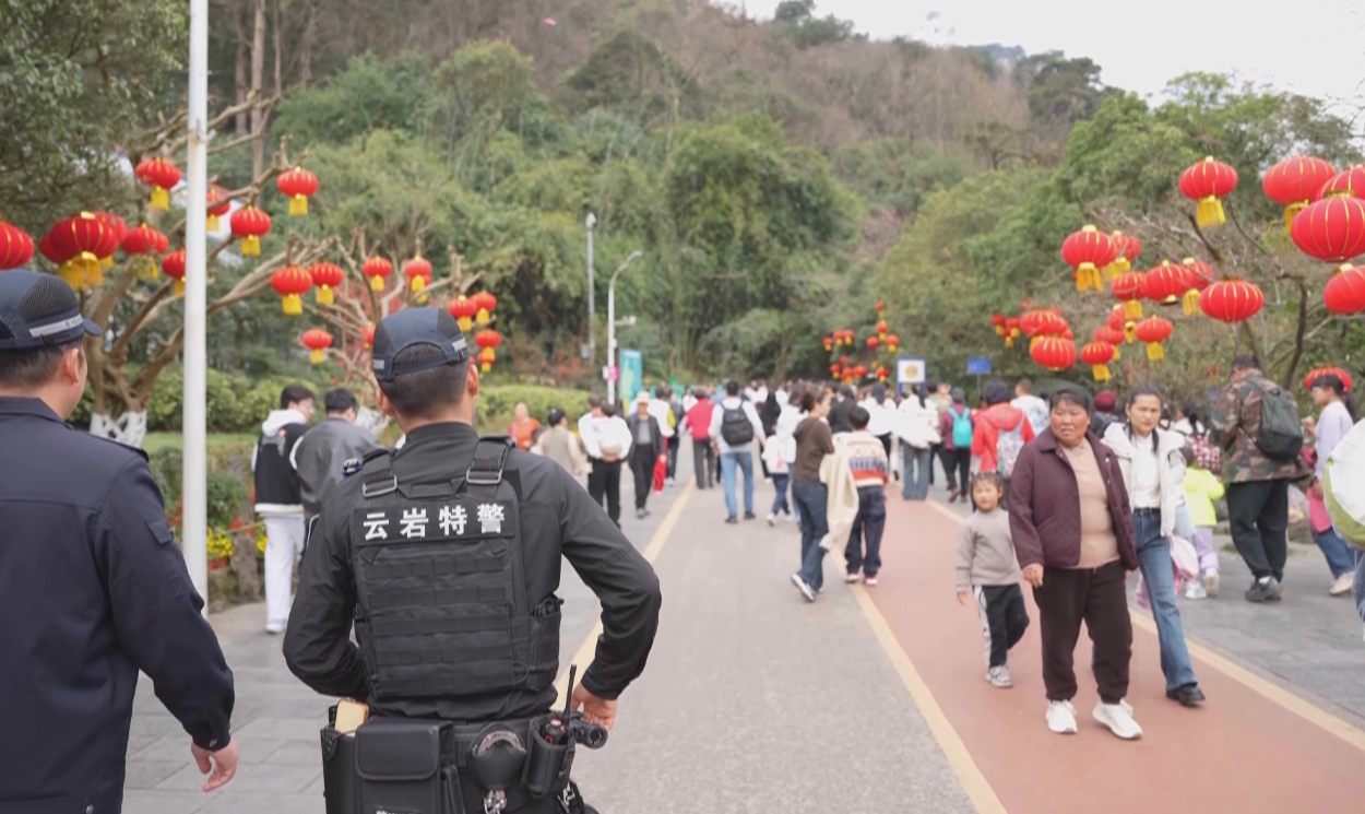 黔灵山公园旅游热,民警岗亭变身“暖心寄存点” 黔灵山公园旅游热,民警岗亭变身“暖心寄存点”