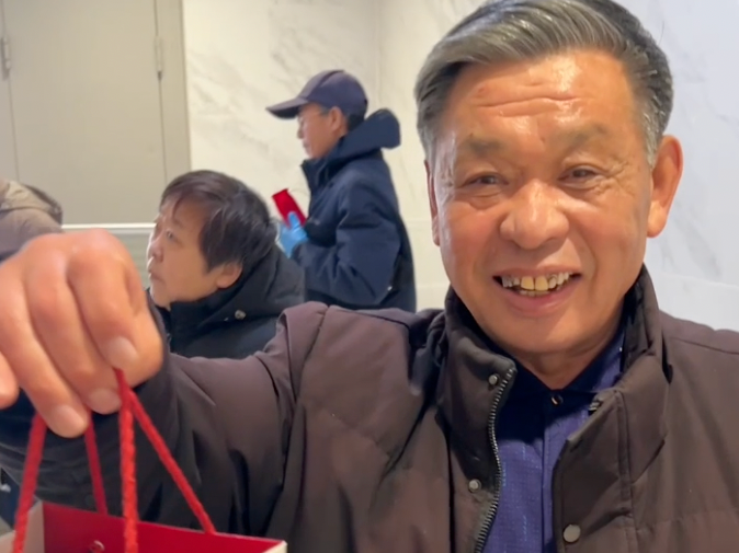 爷爷每年都给孙子买金条当礼物 无论金价是涨还是跌 爷爷每年都给孙子买金条当礼物 无论金价是涨还是跌