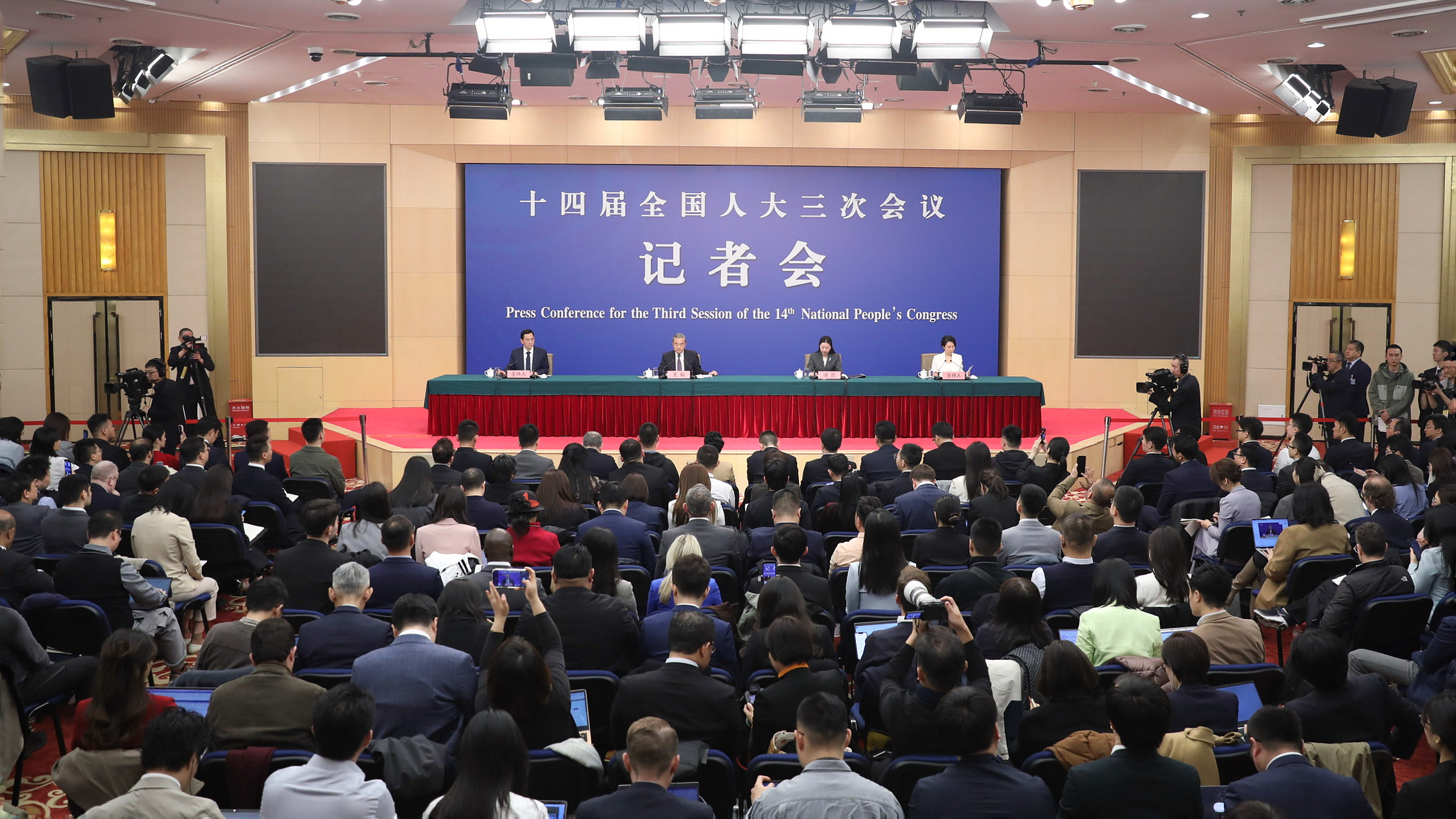 王毅谈DeepSeek等领域创新:哪里有封锁,哪里就有突围 王毅谈DeepSeek等领域创新:哪里有封锁,哪里就有突围