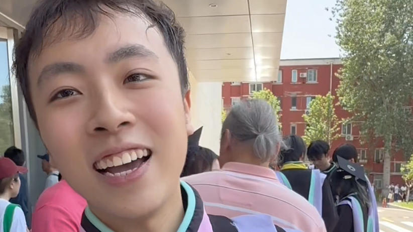 男生中传毕业女朋友送惊喜学士帽！网友：这样的神仙女朋友上哪找！