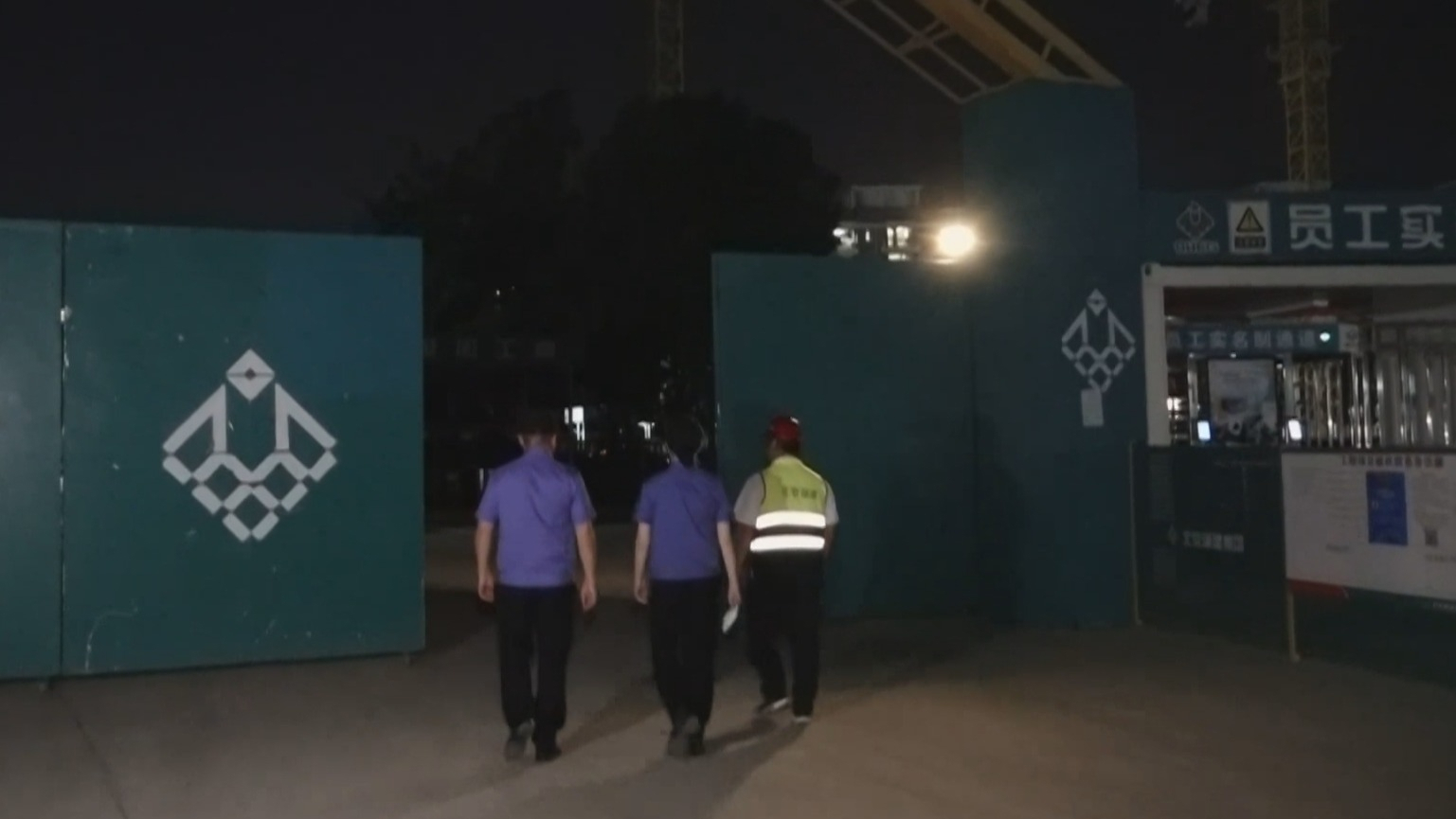 城管检查工地夜间噪音 为考生守护安宁
