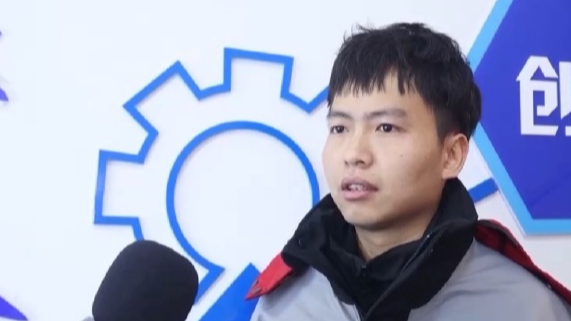 破旧披风藏百克金条？快递小哥果断报警