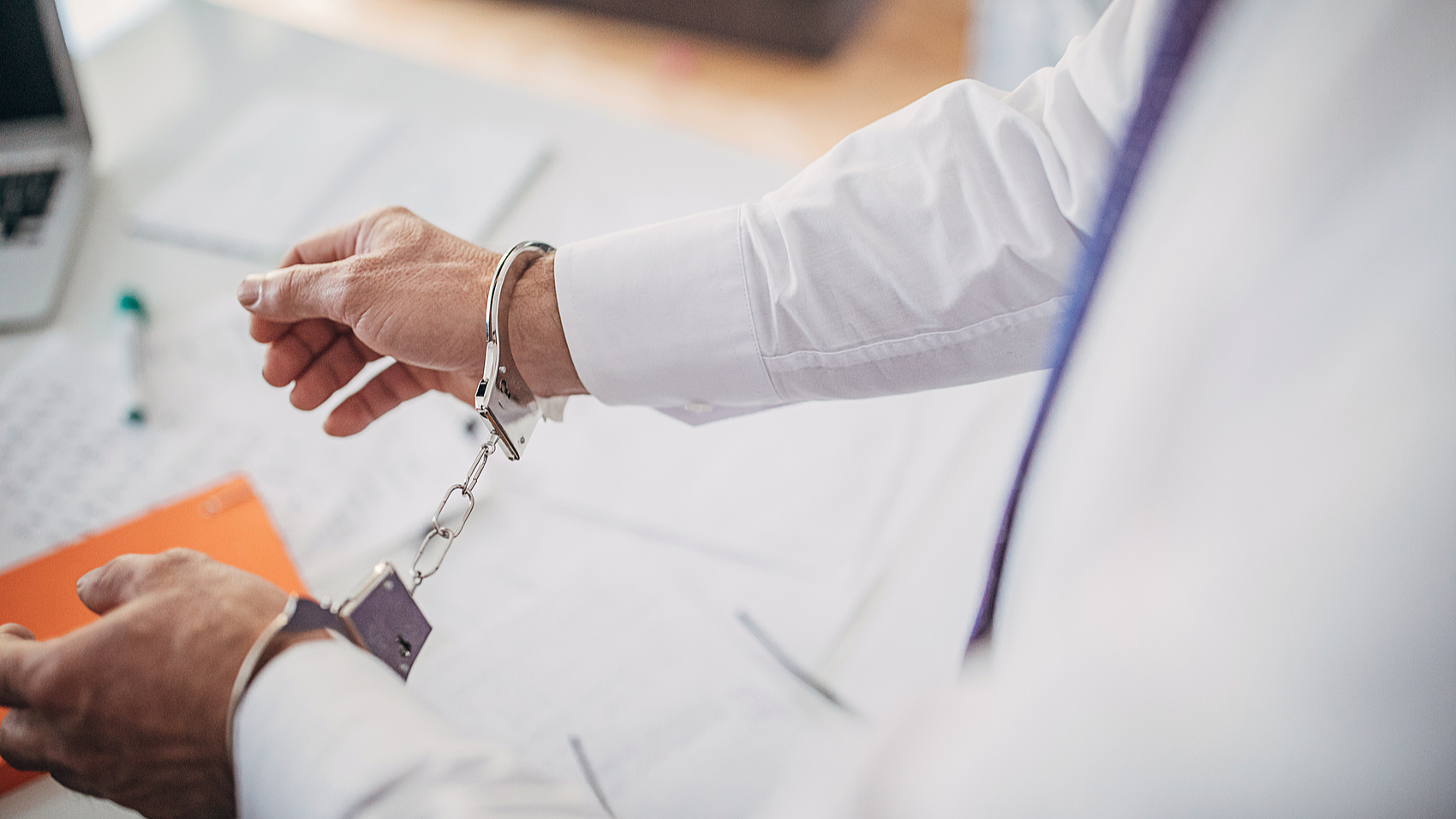 主动投靠境外间谍情报机关，抓！