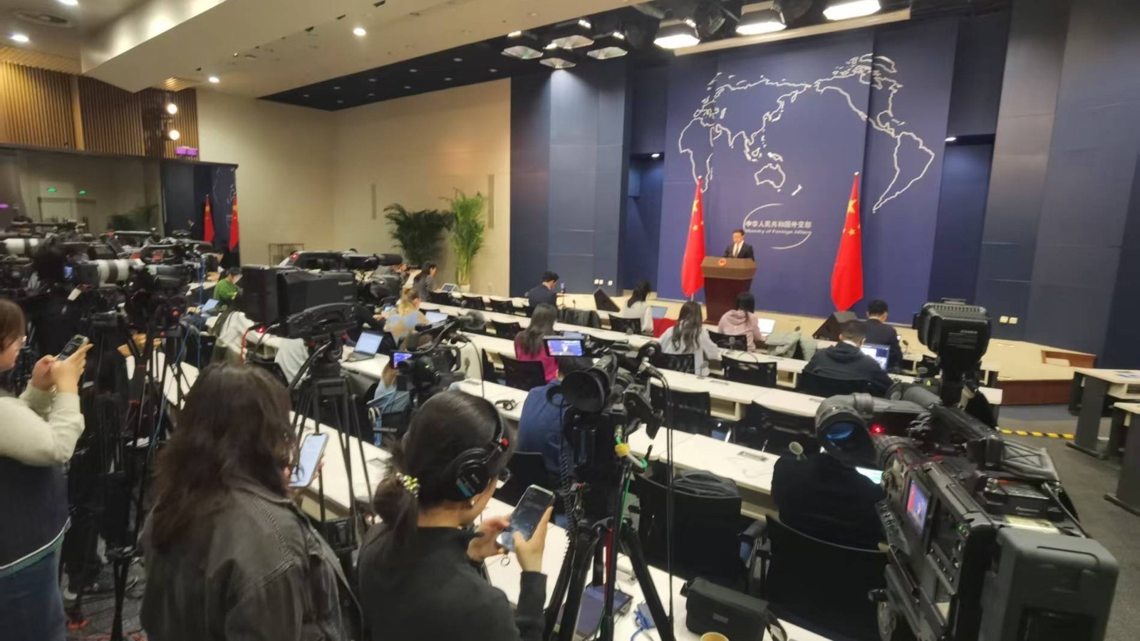 外交部:中方支持本国企业赴海外投资兴业 外交部:中方支持本国企业赴海外投资兴业