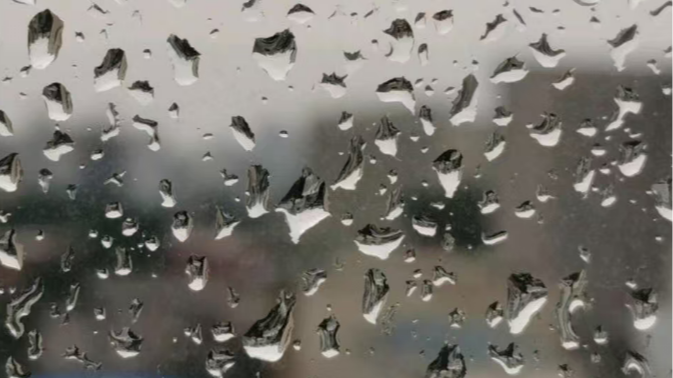 北京今天白天阴有小雨，最高气温8℃，出行请携带雨具