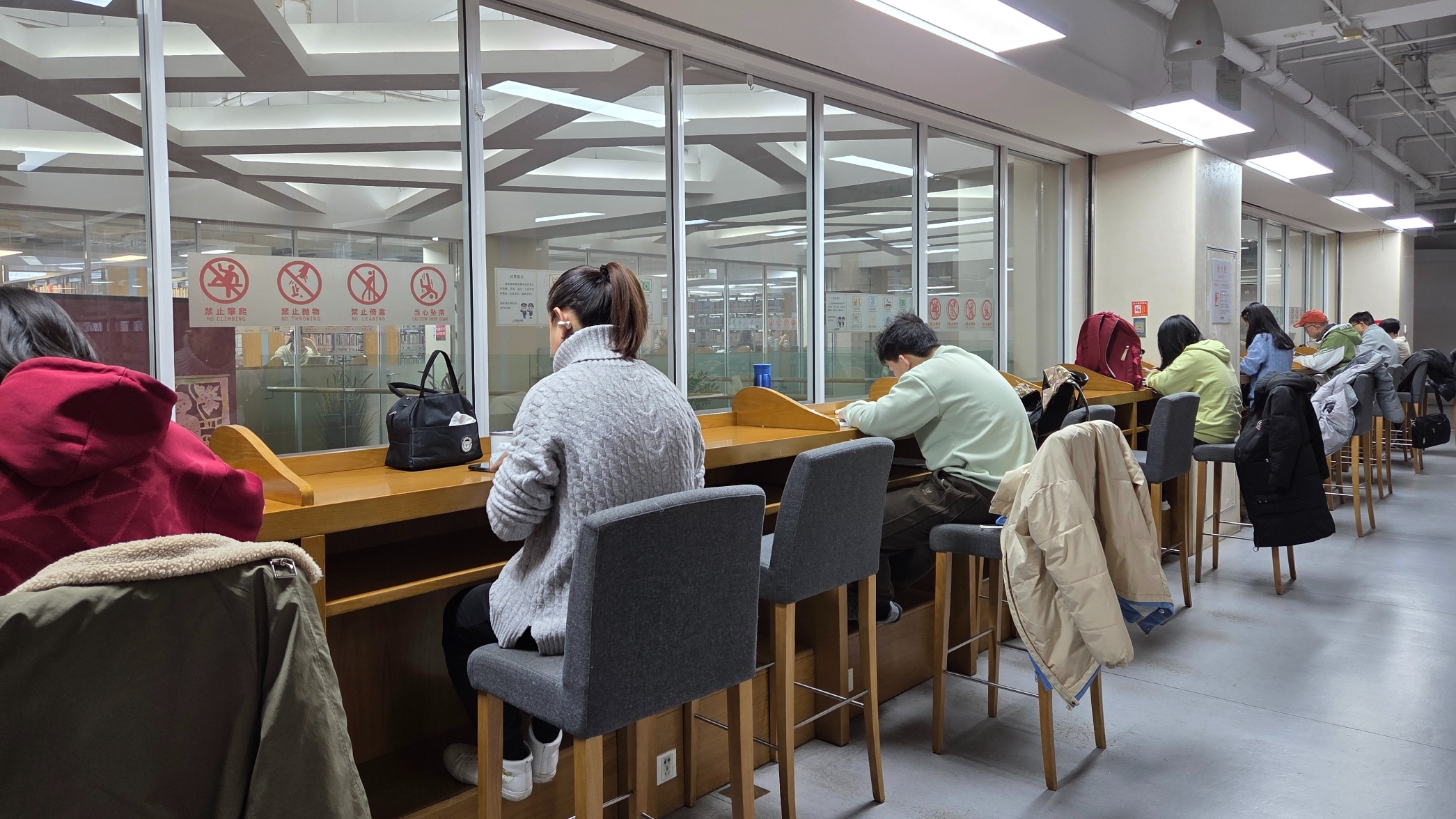 新年首日图书馆什么样？以一本好书开启全新一年