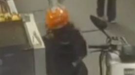 外卖员吃东西不慎卡喉  路边店铺老板发现后飞奔上前