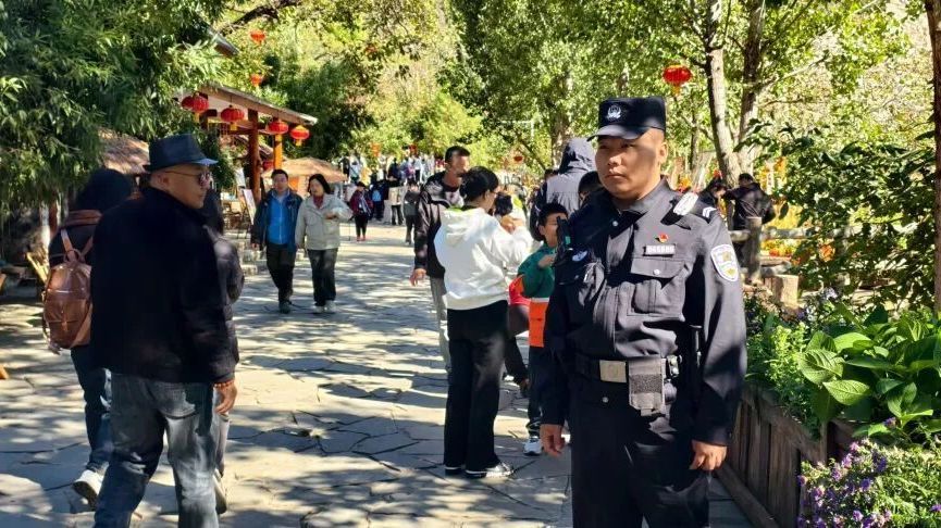 “一点位一措施”,房山警方护航游客赏秋 “一点位一措施”,房山警方护航游客赏秋