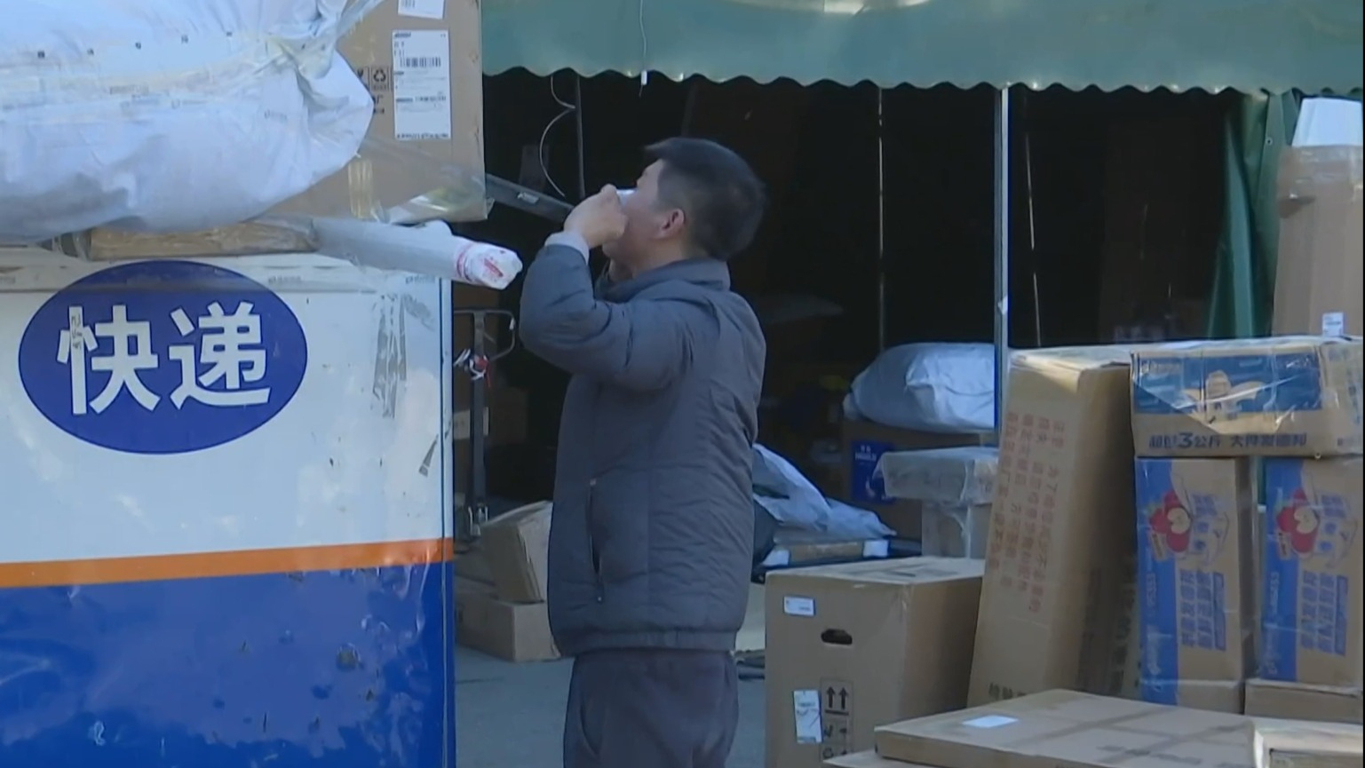 前10个月我国快递业务量超1626亿件