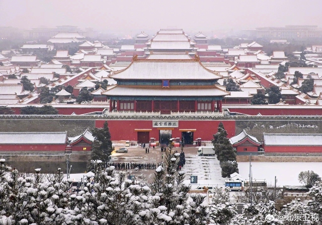 一夜大雪过后，北京城银装素裹。雪后的北京有多美，让我们一起来看