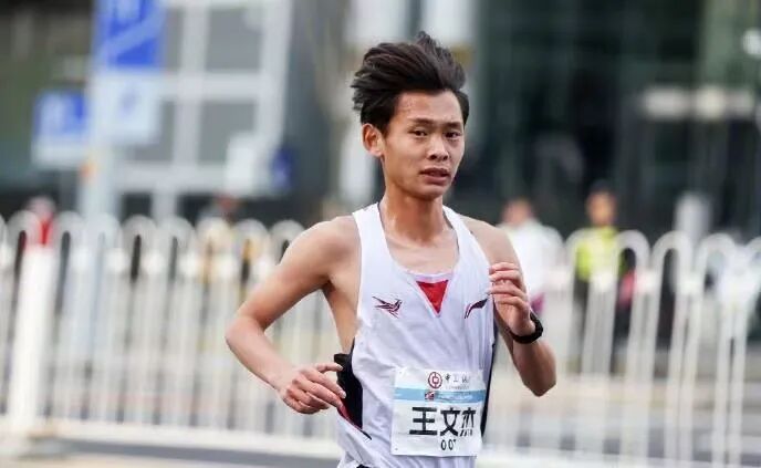 跑出国内半马最佳,这位清华学生冲线为何如此淡定? 跑出国内半马最佳,这位清华学生冲线为何如此淡定?