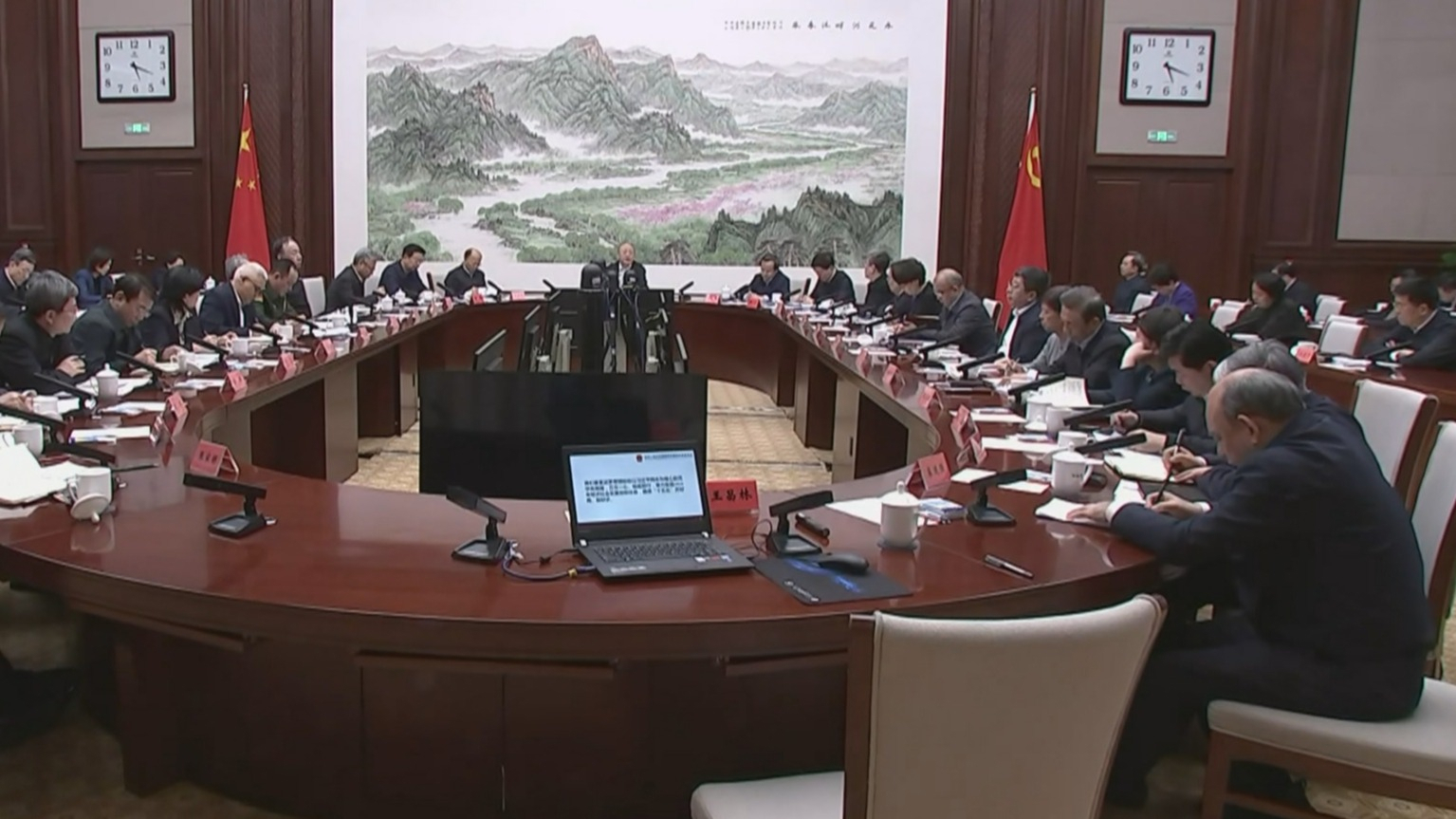 尹力强调不折不扣贯彻党中央决策部署 努力推动“十五五”开好局起好步 尹力强调不折不扣贯彻党中央决策部署 努力推动“十五五”开好局起好步