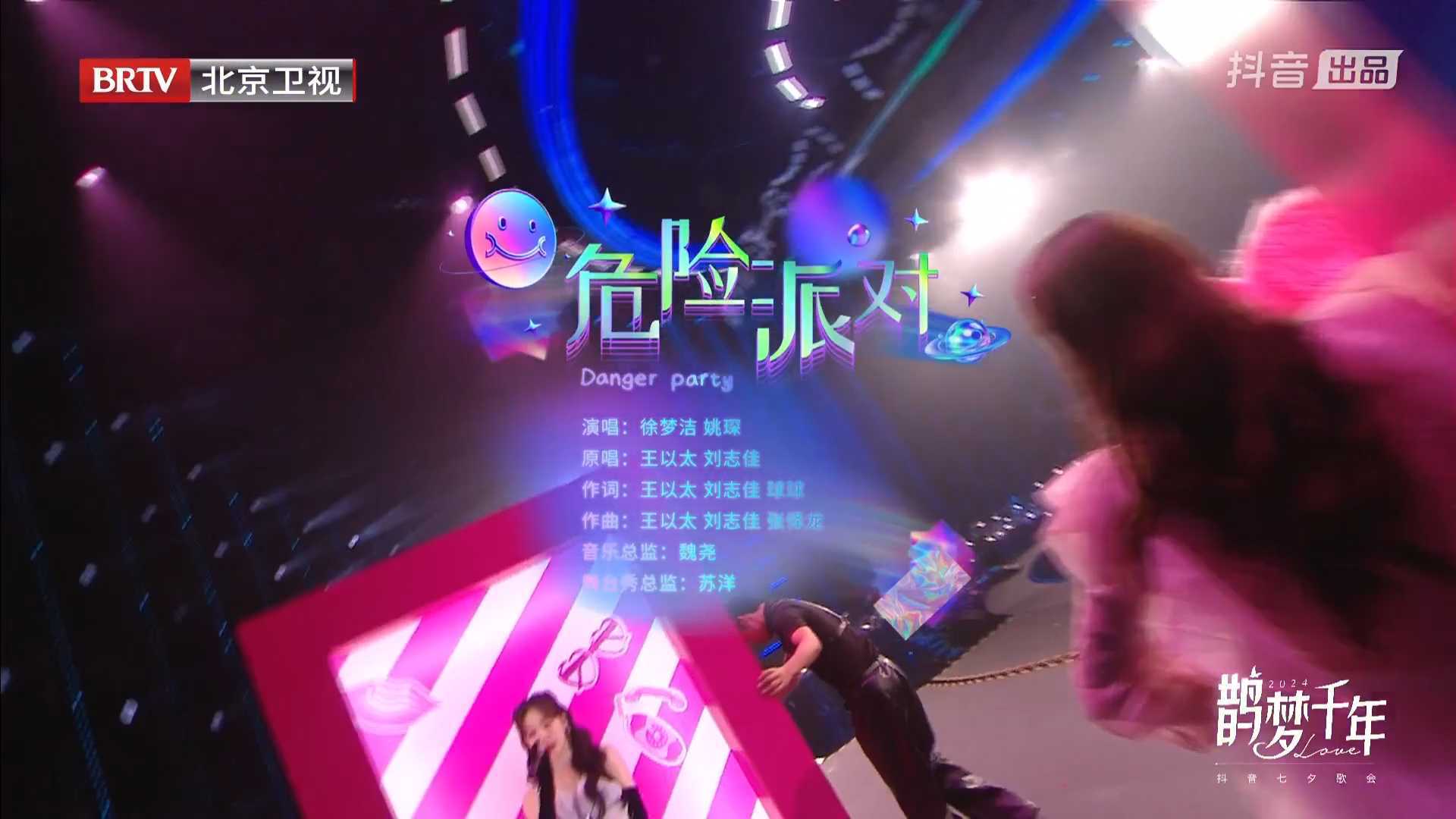 橱窗里的娃娃和神秘的探店人会擦出什么样的火花呢？