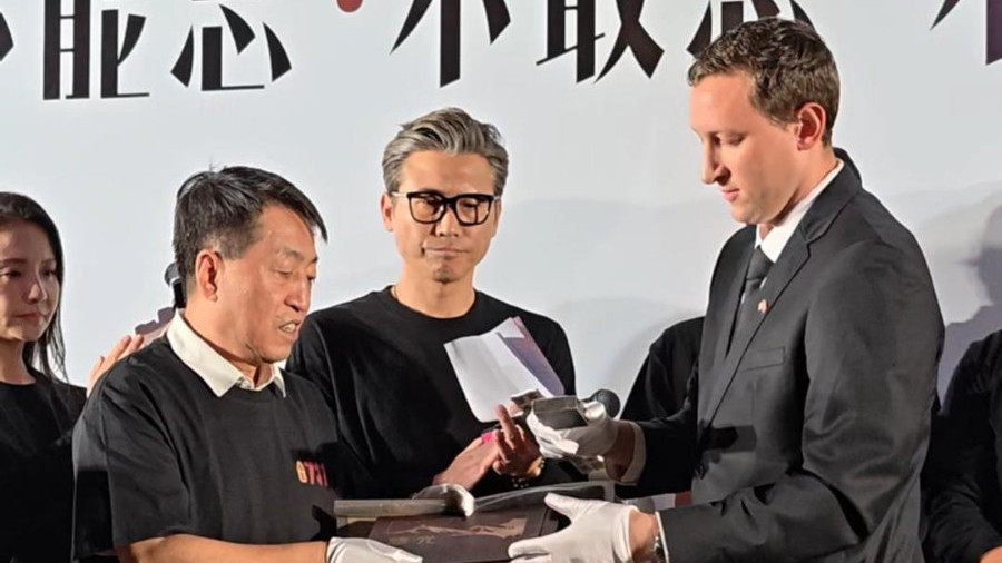 埃文·凯尔向侵华日军第七三一部队罪证陈列馆捐赠史料