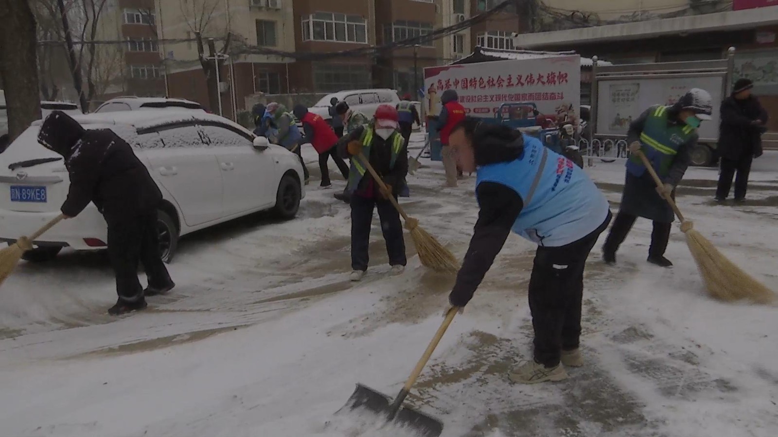昌平区北七家镇扫雪铲冰行动:开辟“安全通道” 昌平区北七家镇扫雪铲冰行动:开辟“安全通道”