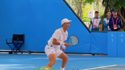 北京队商竣程出战全运会网球青年组男子团体赛,首战2比0上海队朱世勋 北京队商竣程出战全运会网球青年组男子团体赛,首战2比0上海队朱世勋