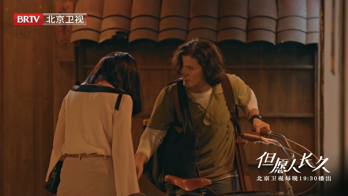 北京卫视电视剧《但愿人长久》邓丽君醉酒初遇马可