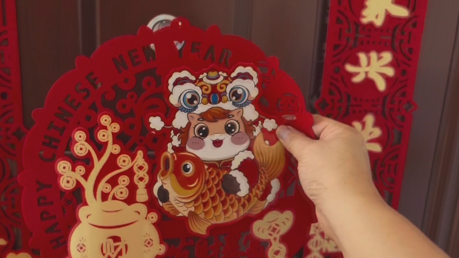 这个春节给老家的大门上贴上春联