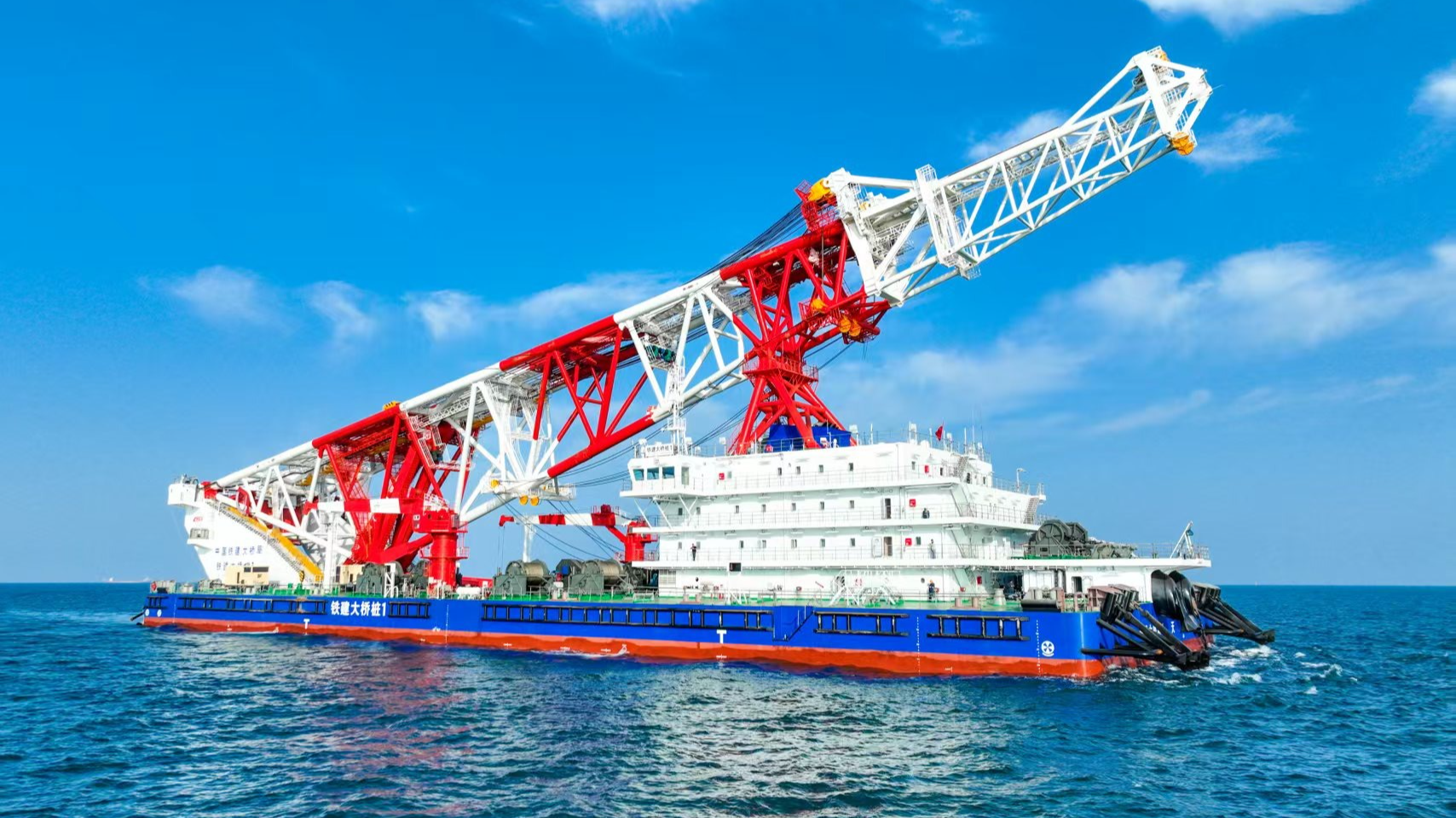 全球最大打桩船“铁建大桥桩1”号正式下线 全球最大打桩船“铁建大桥桩1”号正式下线