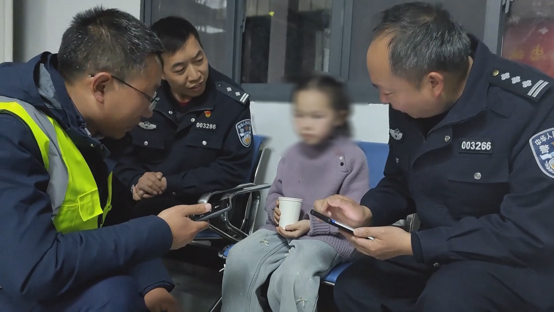 太粗心父亲返程把女儿落服务区了