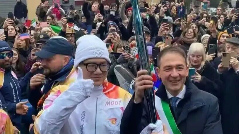 冬奥火炬传递米兰站“第一棒”，是位北京小伙儿！