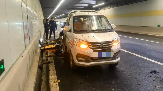 济南一隧道内车辆起火，消防监督员“秒变”战斗员上演“最快出警”