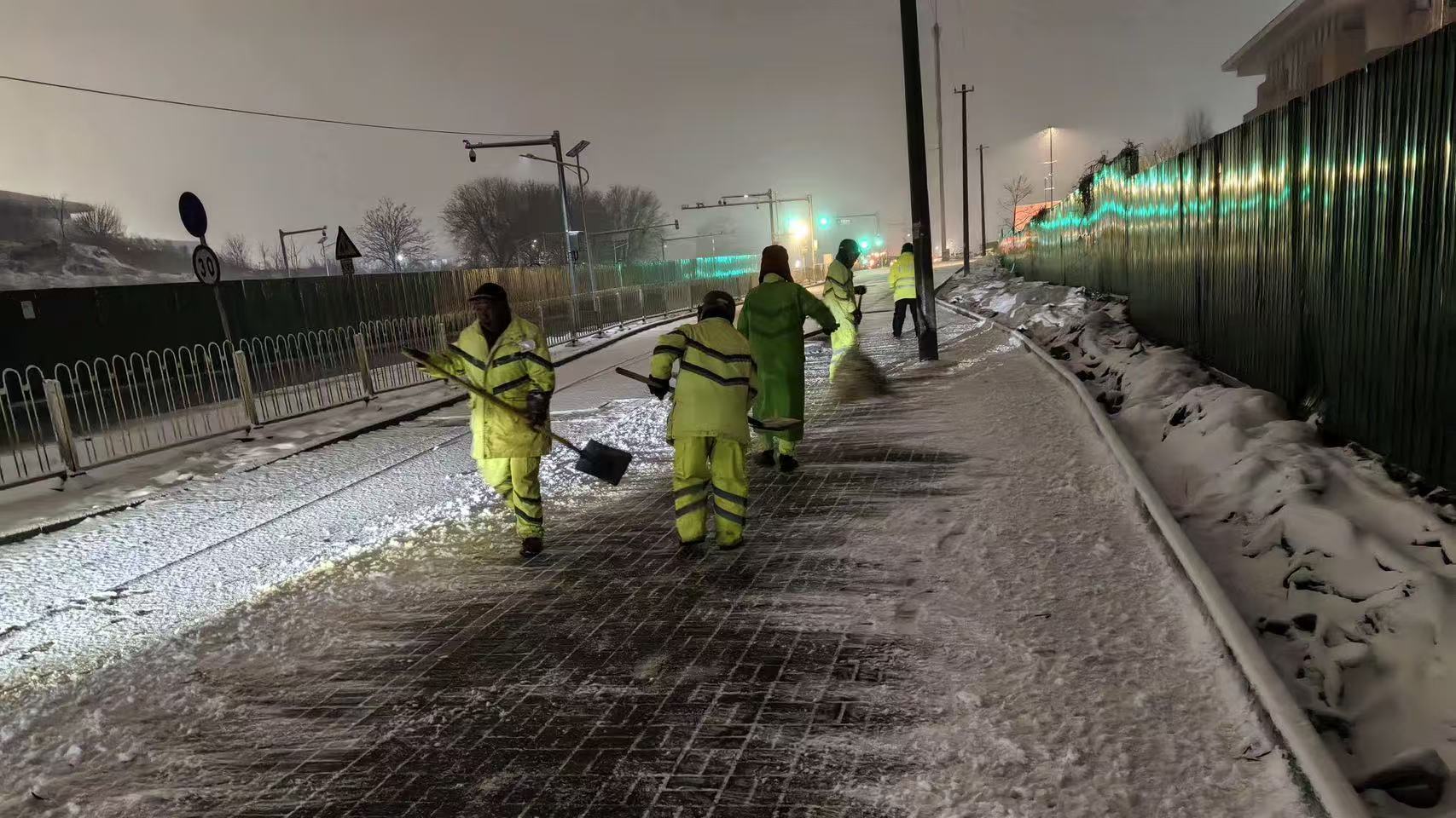 丰台区全力应对今春降雪 已投入作业人员万余人次保障出行 丰台区全力应对今春降雪 已投入作业人员万余人次保障出行