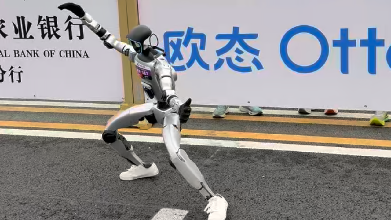 亦庄人形机器人半程马拉松狠角色登场 人形机器人打拳热身气场全开 亦庄人形机器人半程马拉松狠角色登场 人形机器人打拳热身气场全开