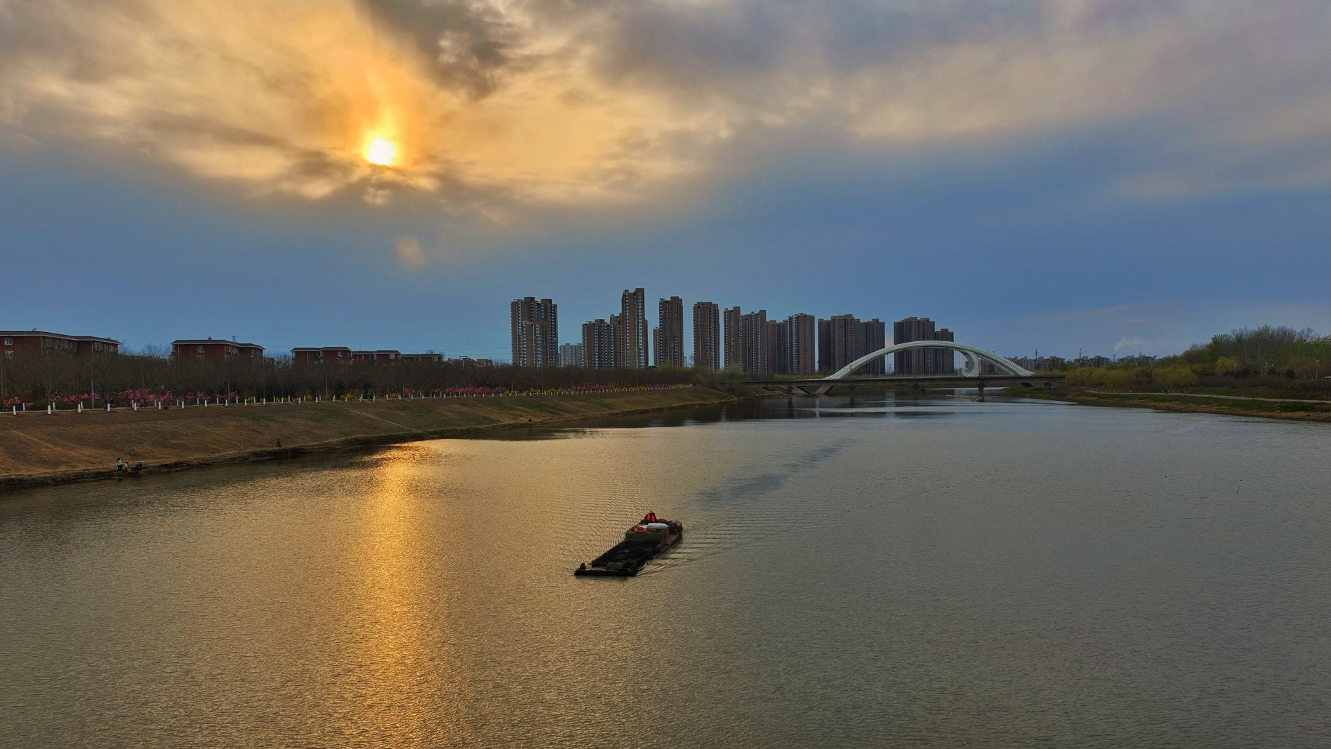 京城傍晚：浩浩层云遮不住，华光万丈染红霞