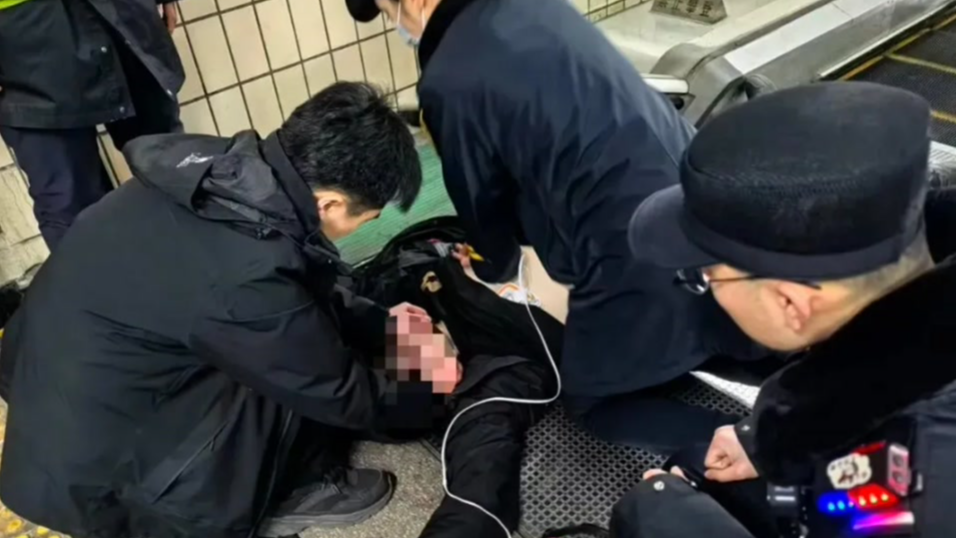 地铁天安门西站一乘客心脏骤停，路过医生紧急施救！