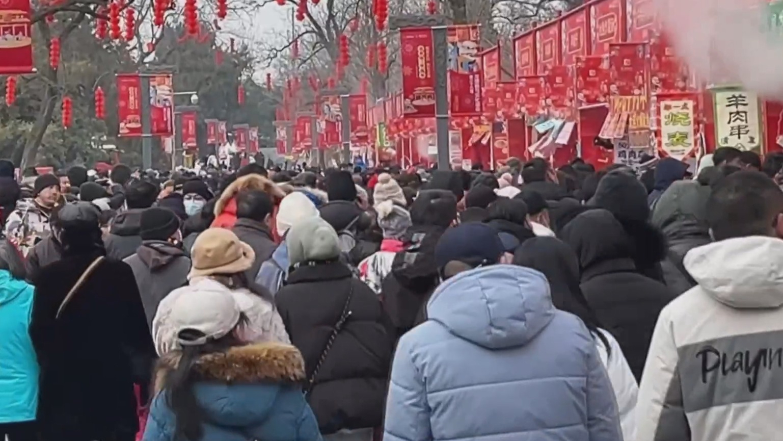 福满京城 春贺神州丨庙会迎来客流高峰 北京警方提升安保措施
