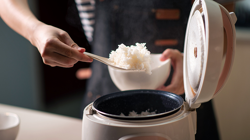一碗剩米饭吃进ICU！夏季慎吃剩饭 远离“炒饭综合征”