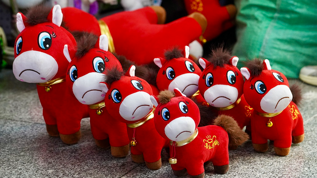 一只“缝反了嘴”的马年玩偶 竟被全网催单