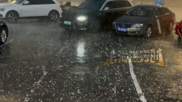 女子下班路上突遇大冰雹无处可躲
