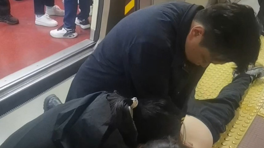 北京地铁内乘客突然晕厥 他们跪地紧急抢救