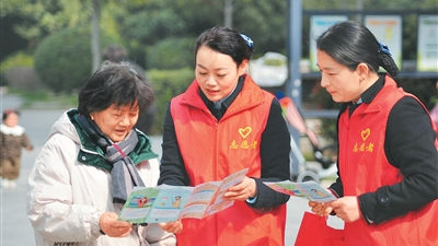 AI“坑老”，守护伞要撑好！