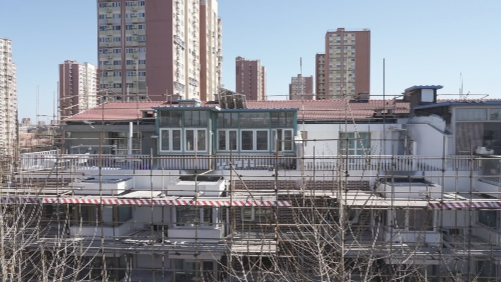 “我没超高超宽”北京一小区楼顶15处违建致老旧小改造工程停滞