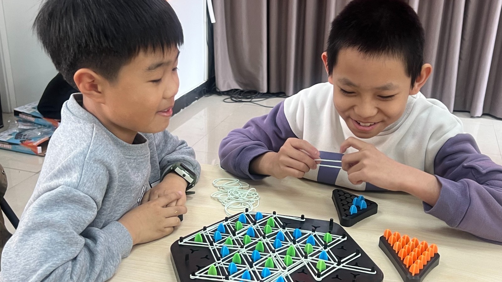 棋聚社区，几何“链”趣，祁家豁子社区青少年益智派对点燃寒假生活