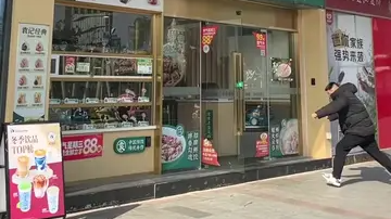 店铺广告牌起火,退伍军人李靖冲进店里取灭火器救火 店铺广告牌起火,退伍军人李靖冲进店里取灭火器救火