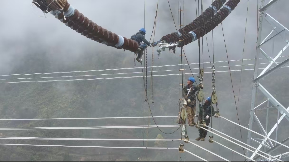世界上海拔最高的特高压输电线路工程鄂1标率先实现全线贯通 世界上海拔最高的特高压输电线路工程鄂1标率先实现全线贯通