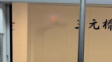 您坐地铁时发现了吗：当地铁指示灯亮起，画中城市“苏醒”！