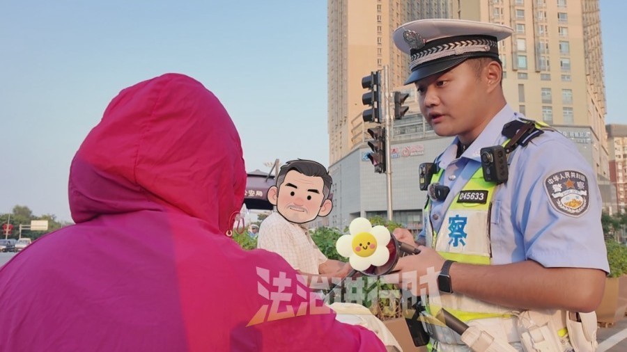 女子骑电动车不戴头盔 “应该戴，我认罚”交警：罚款20元