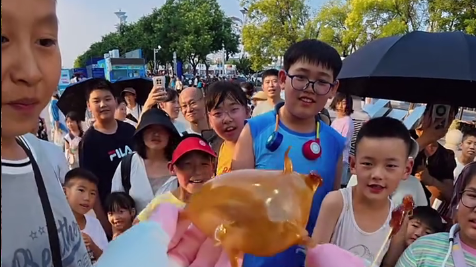 王大吹吹糖人表演到底有多绝! 王大吹吹糖人表演到底有多绝!