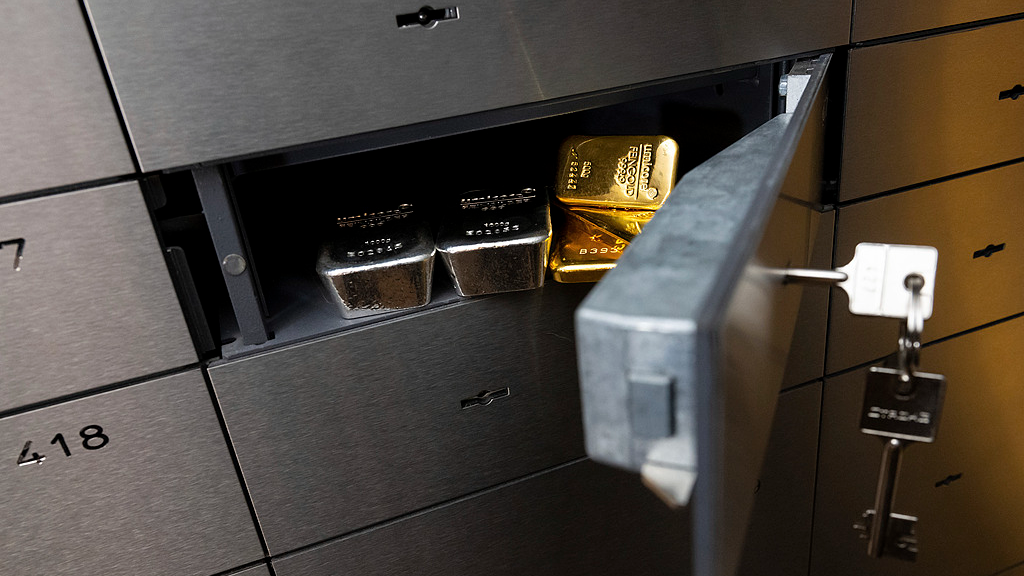 金价飙升后 银行里的“一尺铁柜”成了抢手货