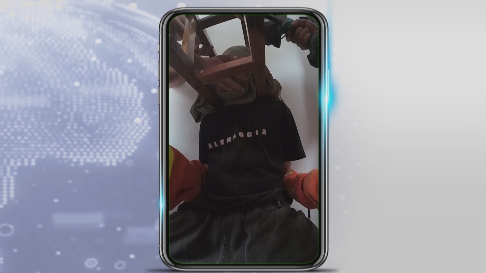 小学生课间贪玩 木凳套头“无法自拔” 小学生课间贪玩 木凳套头“无法自拔”