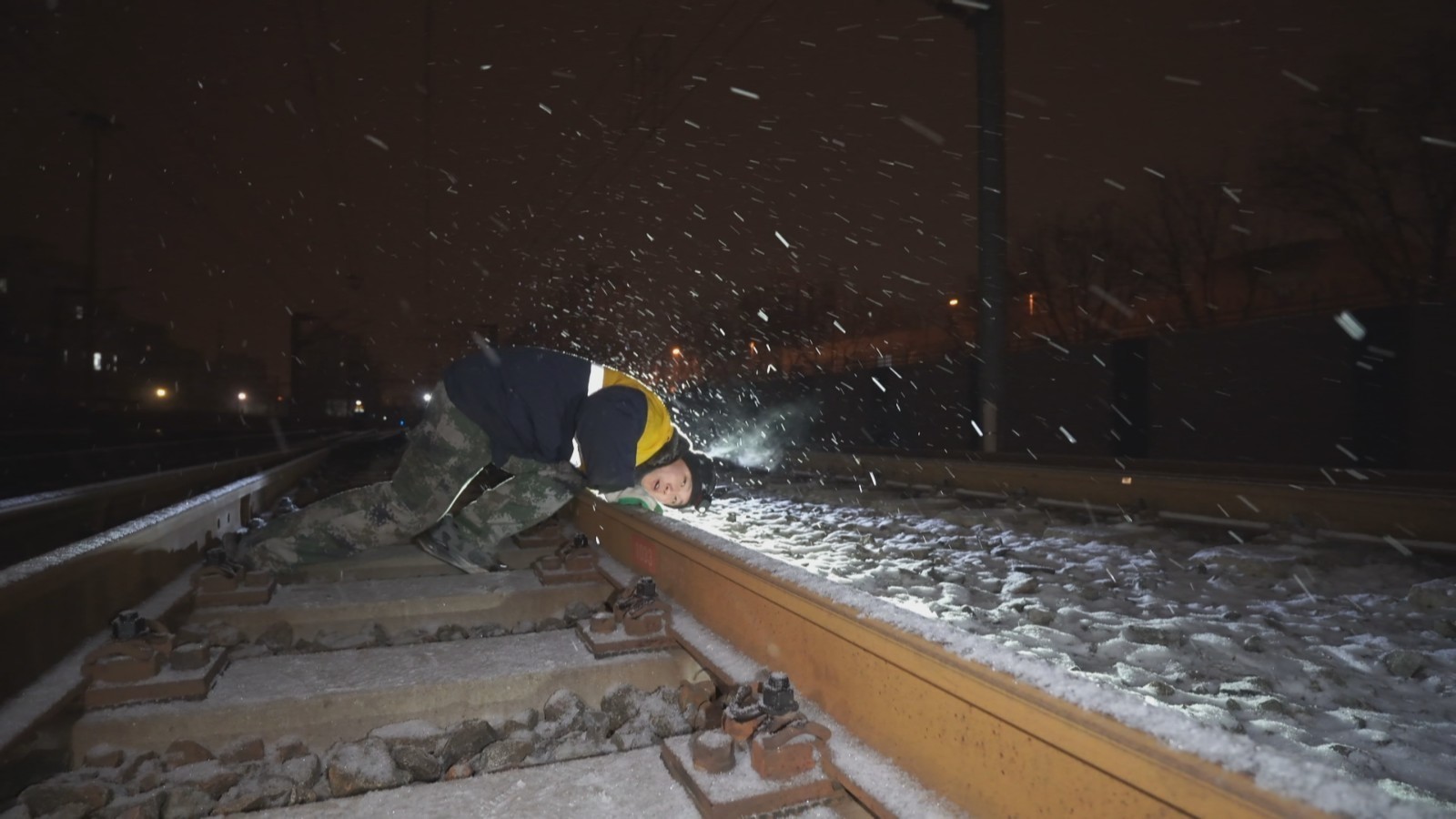 深夜不息的铁路“体检” 雪天里毫米级的守护